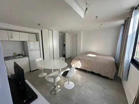 Venta monoambiente luminoso con pileta y parrilla!