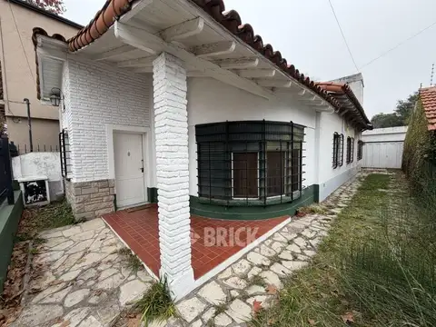 CASA EN AMANCIO ALCORTA AL 100 - 313 M2 DE EXISTENCIA COCHERA TERRAZA PATIO JARDIN COMEDOR DIARIO