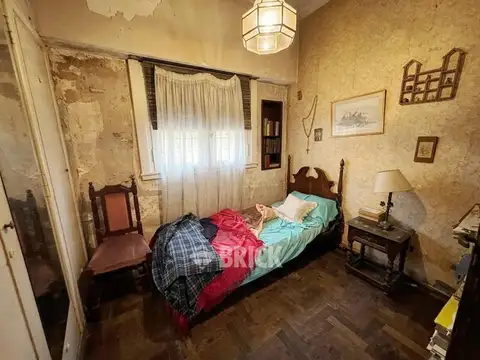 CASA EN AMANCIO ALCORTA AL 100 - 313 M2 DE EXISTENCIA COCHERA TERRAZA PATIO JARDIN COMEDOR DIARIO