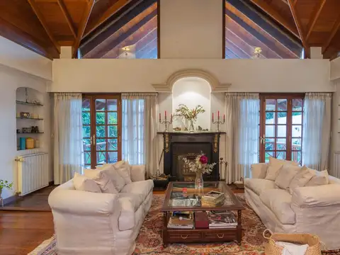 Casa en Venta con 2 cocheras