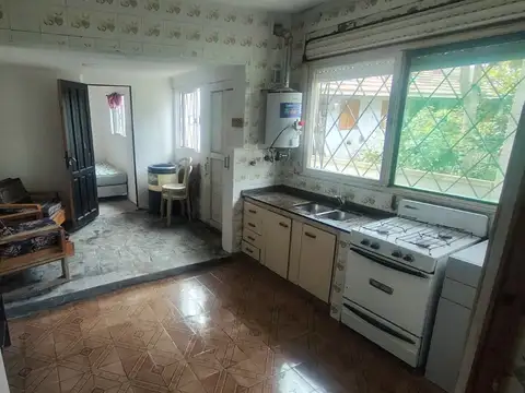 casa tipo ph al frente de 3 ambientes y medio sobre lote de 5 x 30