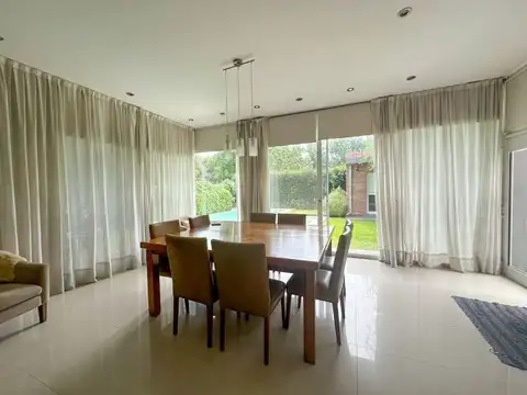 Casa en Venta con 4 cocheras