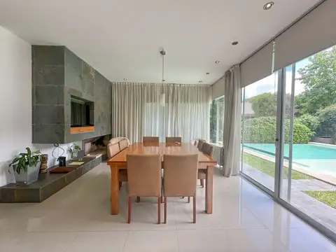 Casa 8 ambientes con 3 baños