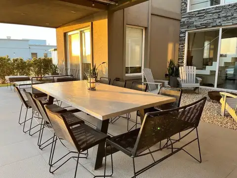 Casa 4 ambientes con 2 baños