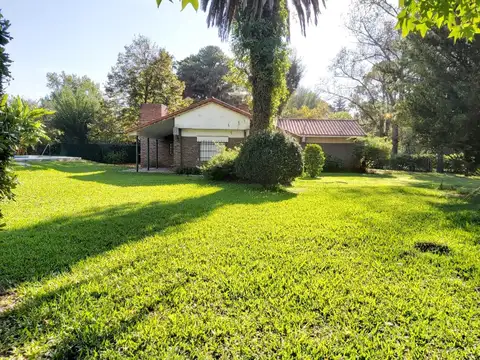 En venta casa con terreno 2500m2  Roldan