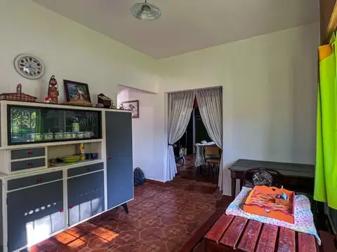 VENTA DE CASA 3 AMBIENTES CON PARQUE.             