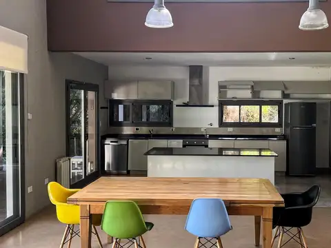 Casa en Venta con 3 cocheras
