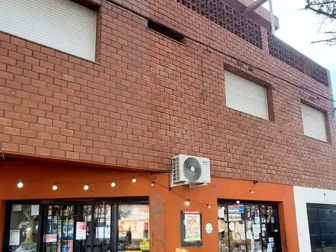 Casa en venta de 2 dormitorios c/ cochera y local alquilado