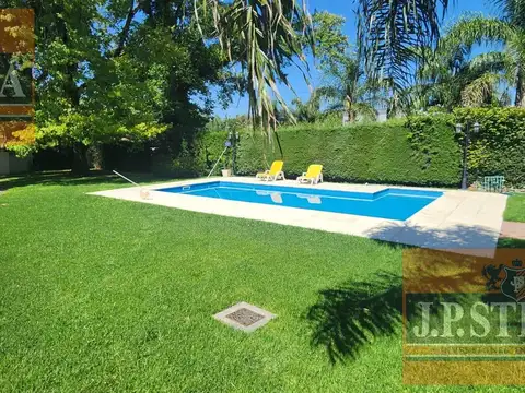 Casa 4 Ambientes c/ Garaje y pileta 220 m² Cub. en lote 1860 m² - Barrio Juan Grande - Laferrere
