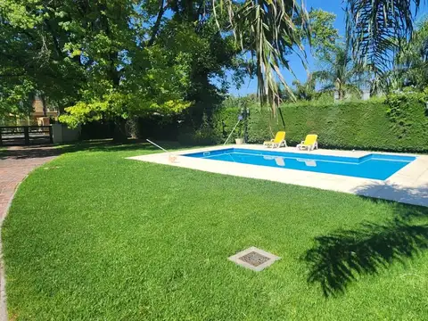 Casa 4 Ambientes c/ Garaje y pileta 220 m² Cub. en lote 1860 m² - Barrio Juan Grande - Laferrere