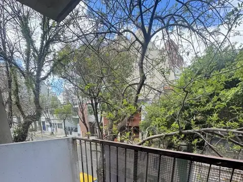 Monoambiente al frente con balcón