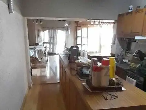 Casa 4 dormitorios, 2 baños, cochera