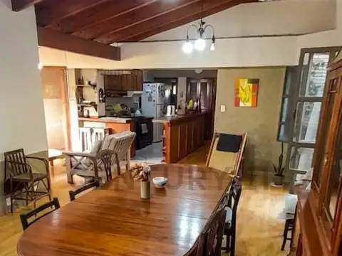 25 de Mayo 100, Piso 0