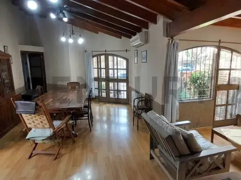 Casa 4 dormitorios, 2 baños, cochera