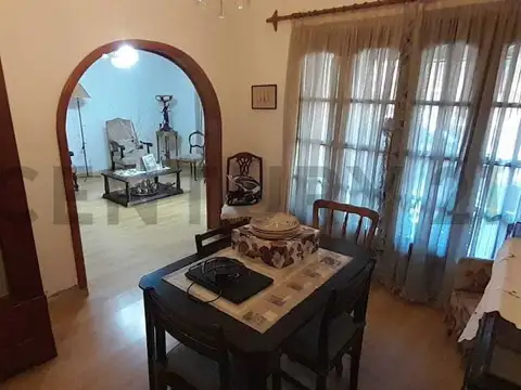 Casa 4 dormitorios, 2 baños, cochera