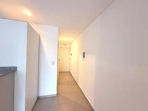 Mono-ambiente con balcón al frente. Uso comercial