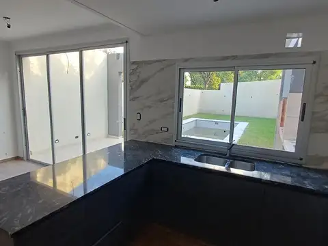 Depto Tipo Casa en Venta en Castelar, USD 190.000