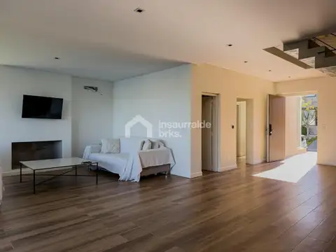 Casa 8 ambientes con 7 baños