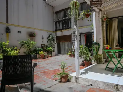 VENTA EXCLUSIVO PISO 4 AMBIENTES CON AMPLIO PATIO   2 ESPACIOS GUARDACOCHES