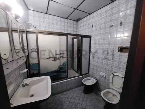 Venta Casa 5 ambientes con cochera en Monte Castro
