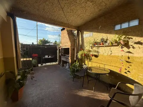 Casa 8 ambientes con 2 baños