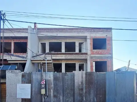 DEPARTAMENTO DE 2 AMBIENTES CON COCHERA Y PATIO
