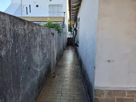 CASA EN VENTA CON JARDIN Y COCHERA - BERAZATEGUI