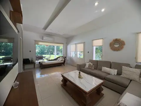 Casa en Venta con 3 cocheras