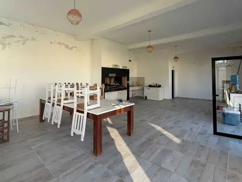 Casa en Venta con 4 cocheras