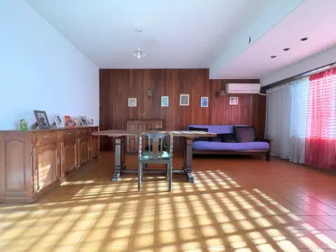 Casa 6 ambientes con 2 baños