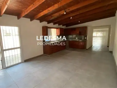 Casa en Alquiler con 2 cocheras
