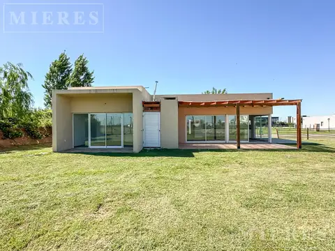 Casa en venta sobre lote interno en Área 1 San Sebastián