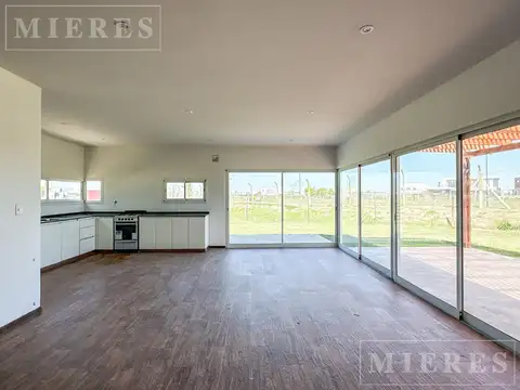 Casa en venta sobre lote interno  en  Área 1 San Sebastián