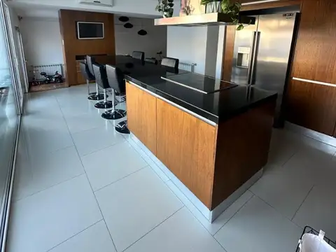 Casa en Venta con 4 cocheras