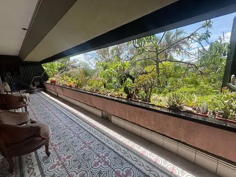 Casa en Venta con 3 cocheras