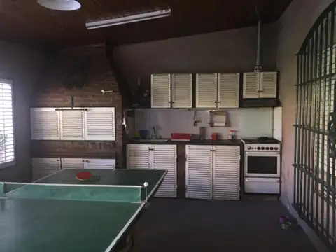 CASA CENTRICA CON LOCAL AL FRENTE EN VENTA