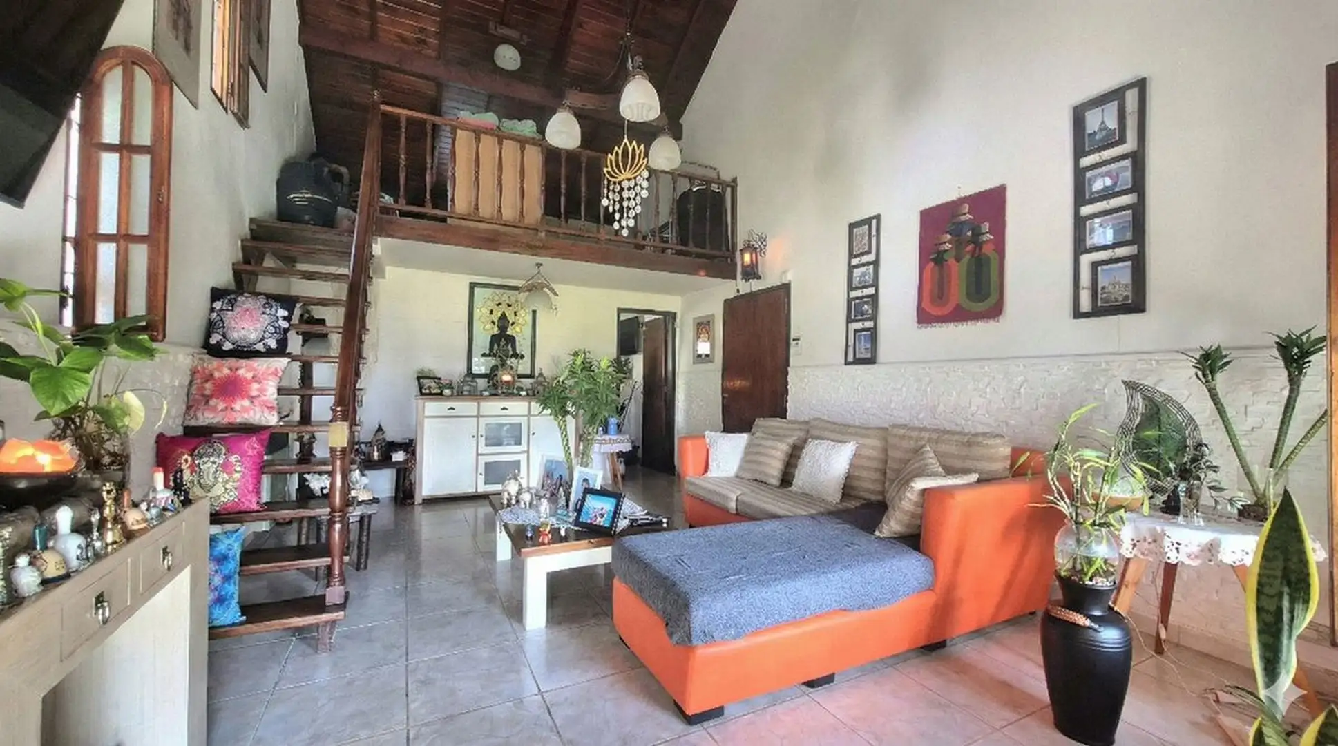 Chalet Tradicional con Quincho sobre Amplio Lote