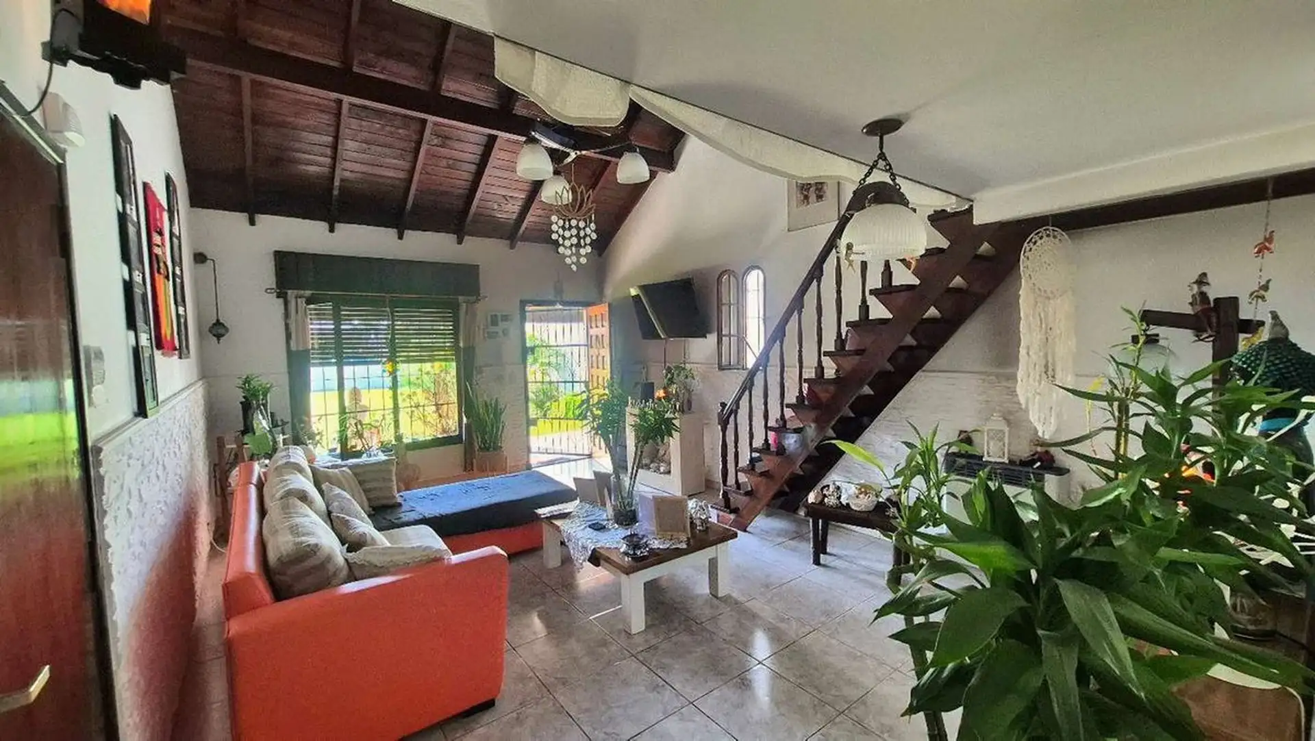 Chalet Tradicional con Quincho sobre Amplio Lote