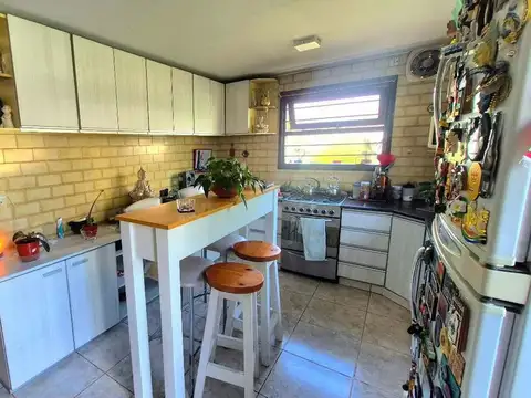 Chalet Tradicional con Quincho sobre Amplio Lote