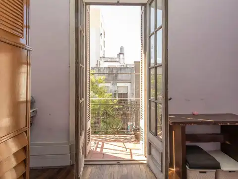 COMODO DEPARTAMENTO DE 4 AMBIENTE CON DEPENDENCIA!