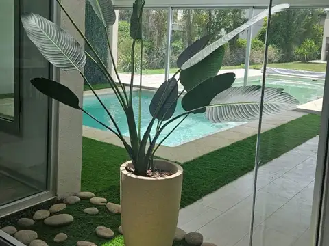 Casa 6 ambientes con 5 baños