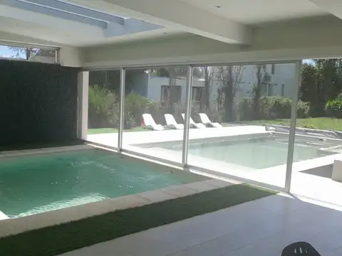 Casa en Alquiler con 2 cocheras
