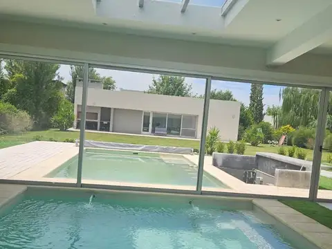 Casa en Alquiler en Puerto Roldan, USD 3.500