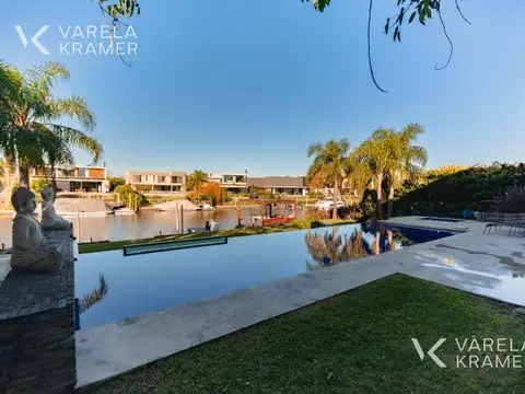 Casa en Venta con 4 cocheras