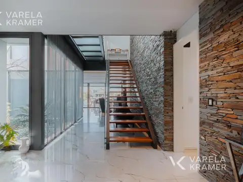 Casa 9 ambientes con 4 baños