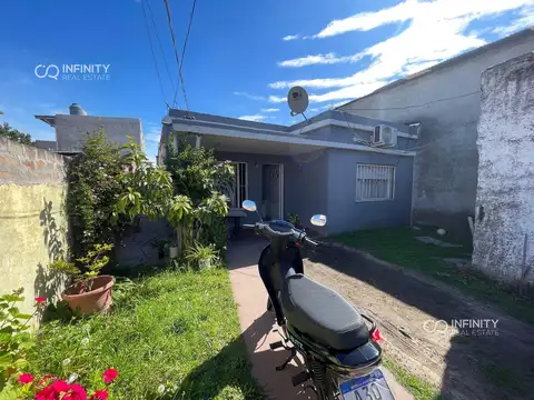 VENTA DE CASA A REFACCIONAR - APTO CREDITO - DE 4 AMB CON LOCAL AL FRENTE EN MERLO NORTE