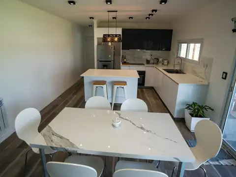 Casa 4 ambientes con 2 baños
