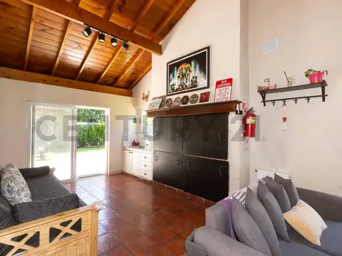 Venta Casa 4 ambientes- Piscina- jardin Parque Leloir-permuta