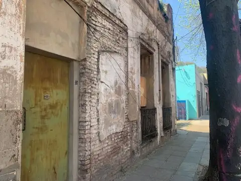 CASA EN 2 PLANTAS - 9 AMBIENTES