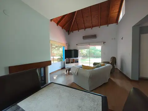 Casa en Venta con 3 cocheras